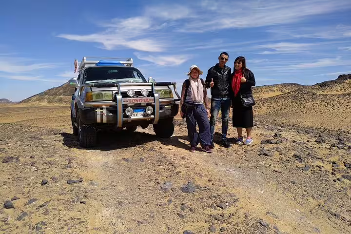 4x4 desert safari photo stop in Egypt’s Black Desert, part of 5-day Djara Cave and White Desert camping tour