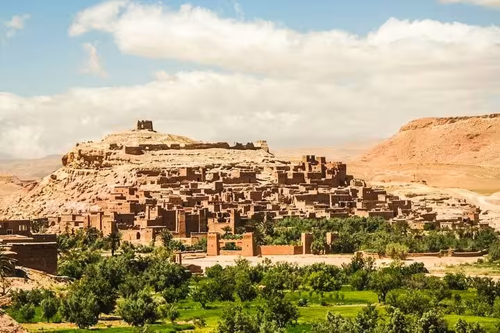 Scenic view of ancient Ait Benhaddou with lush greenery on the 4-day group tour from Fes to Marrakech via Merzouga.