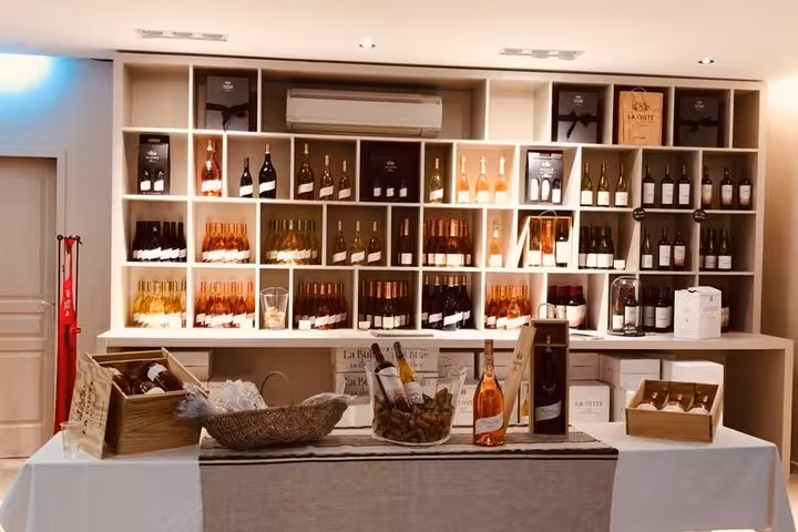 Wine tasting room in Aix-en-Provence with Provence rosé and reds for Cézanne winegrowers tour