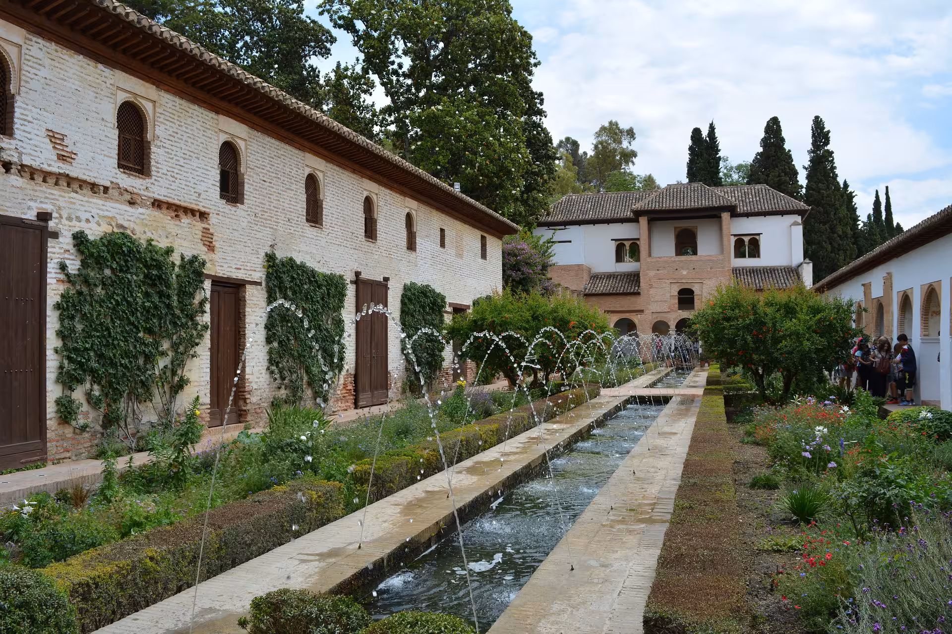 Explore the lush gardens and intricate fountains of the Alhambra's Generalife during your Nasrid Palaces tour.