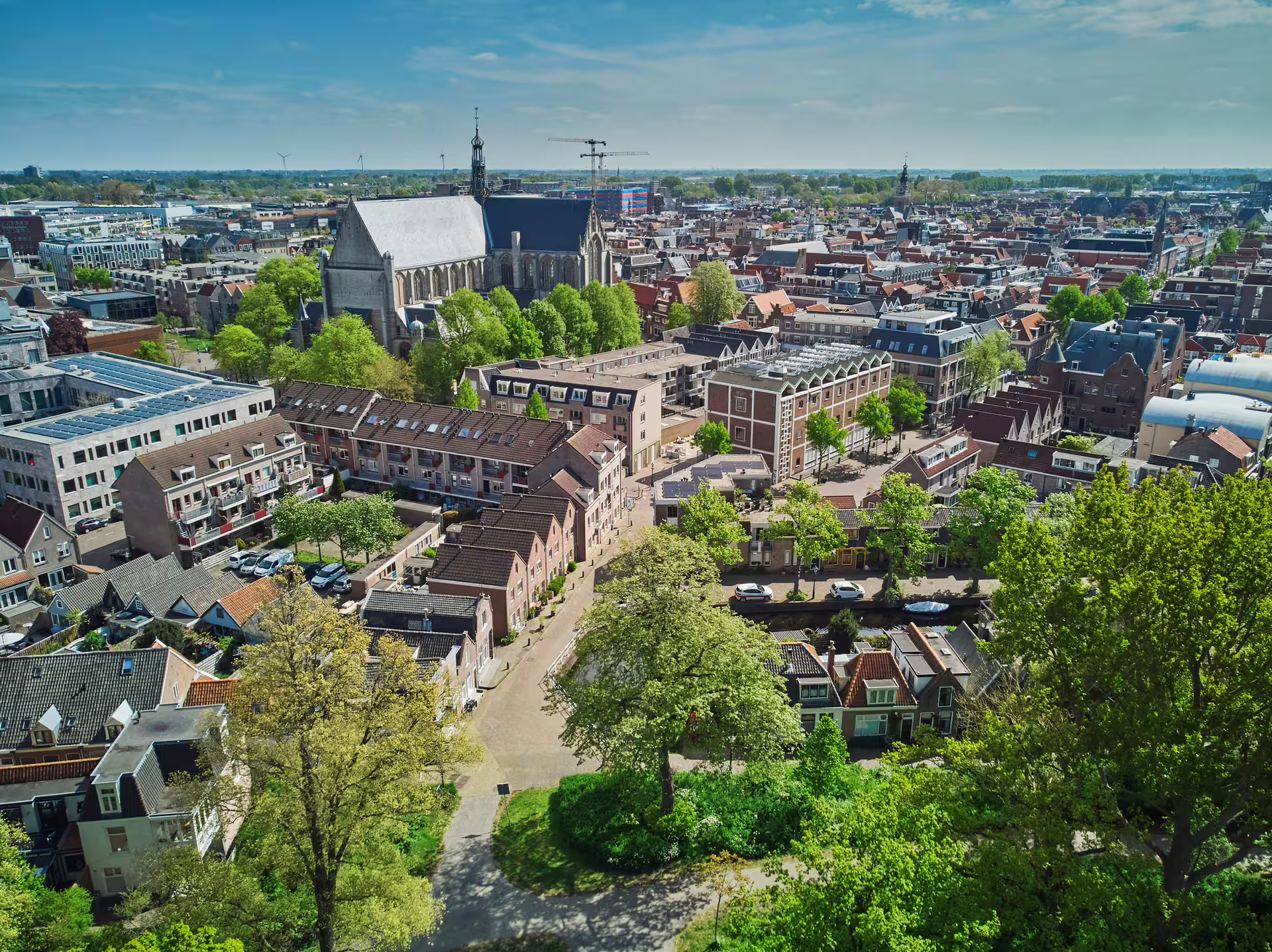 Aerial view of Alkmaar old town and Grote Kerk, ideal highlight for a 1-day walking tour audioguide