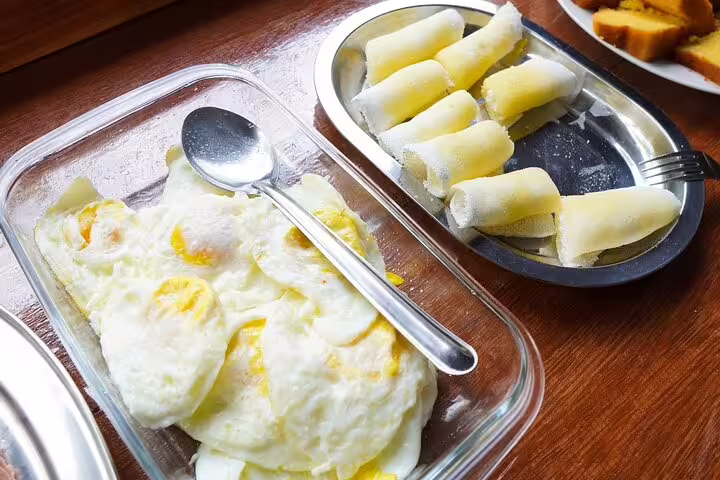 Delicious fried eggs and tapioca rolls ready for breakfast at Amazon Mamori Lodge, enhancing your Amazon jungle experience.