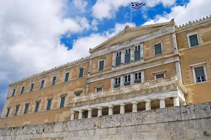 Greek Parliament building in Athens under blue sky, meeting point for private transfer to Meteora Kalabaka