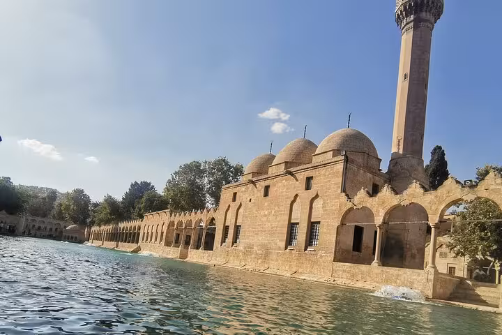 Balıklıgöl Sacred Fish Pond and mosque in Şanlıurfa, included in private Göbeklitepe tour from Istanbul by flight