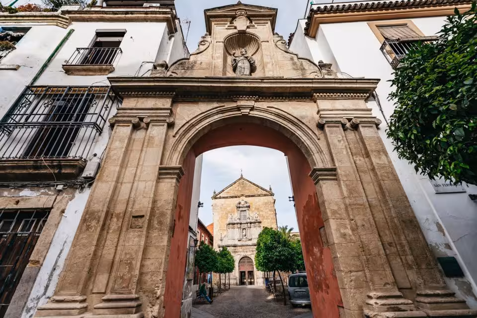 Arco barroco hacia iglesia en la Axerquía de Córdoba, ruta del Free Tour Secretos de la Axerquía