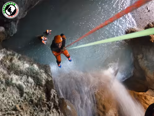 Descenso de barranco acuático en Utrillas, Teruel, con rappel junto a cascada y poza de agua turquesa
