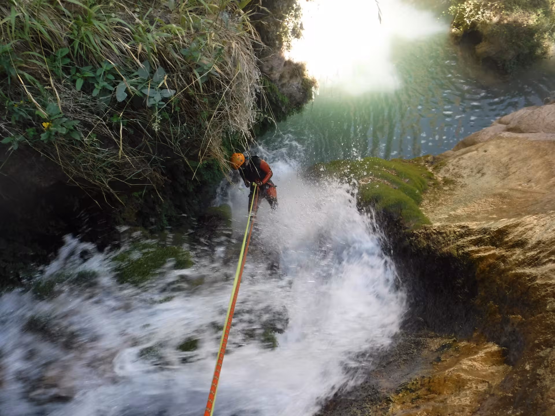 Barranquismo en Teruel Utrillas con rappel en cascada entre rocas y musgo, aventura acuática guiada