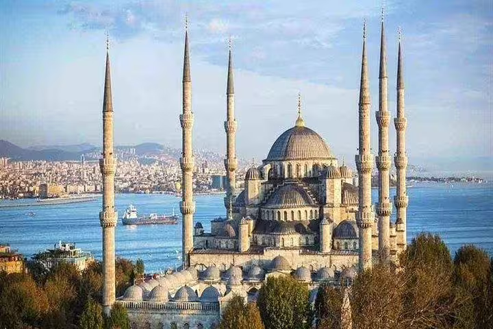 The stunning Blue Mosque with its six minarets overlooking the Bosphorus in Istanbul, Turkey.