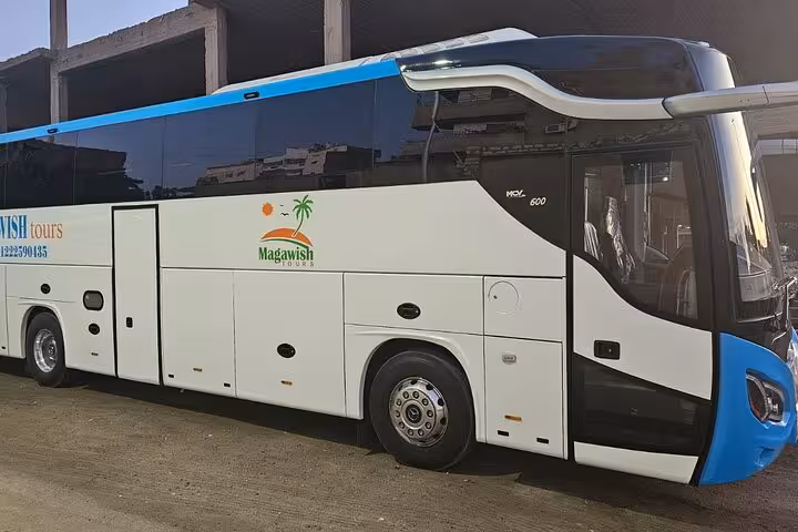 Modern tour bus for Cairo by bus day trip from Hurghada to Pyramids, Sphinx and Egyptian Museum