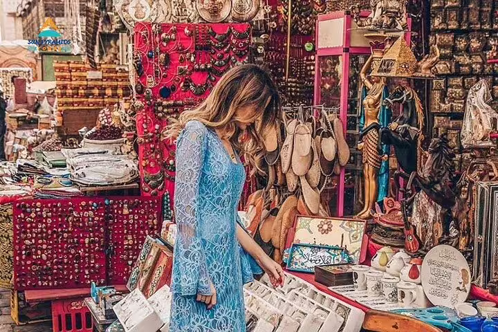 Traveler browsing Khan el-Khalili souvenirs, jewelry and crafts on a guided Cairo local market tour