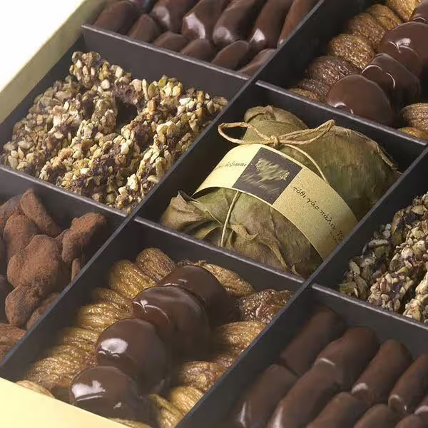 Gourmet box of Calabrian dried figs and chocolate sweets enjoyed on the Tyrrhenian Cosentino Belmonte Fiumefreddo Amantea tour