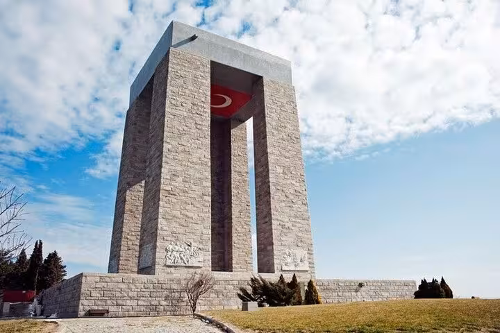 Çanakkale Martyrs’ Memorial with Turkish flag, highlight of full-day Gallipoli tour from Istanbul including lunch