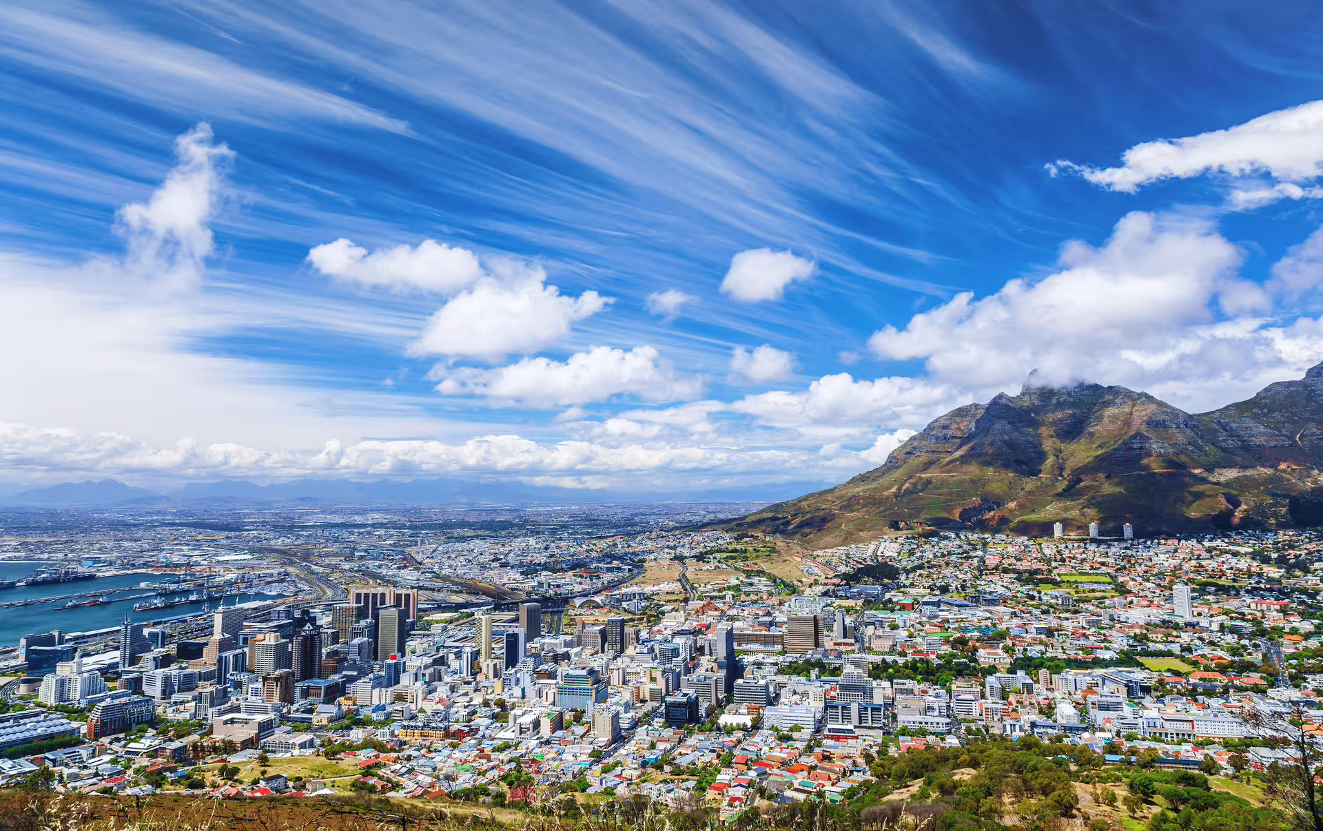 Panoramic view of Cape Town with Table Mountain in the background, highlighting the urban and natural beauty of the region.