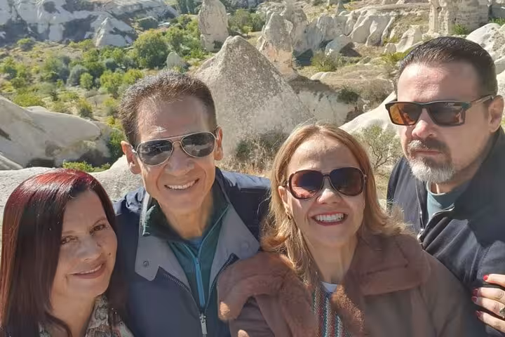 Selfie de viajeros con valle y formaciones rocosas de Cappadocia, tour en español 2 días con 2 vuelos internos