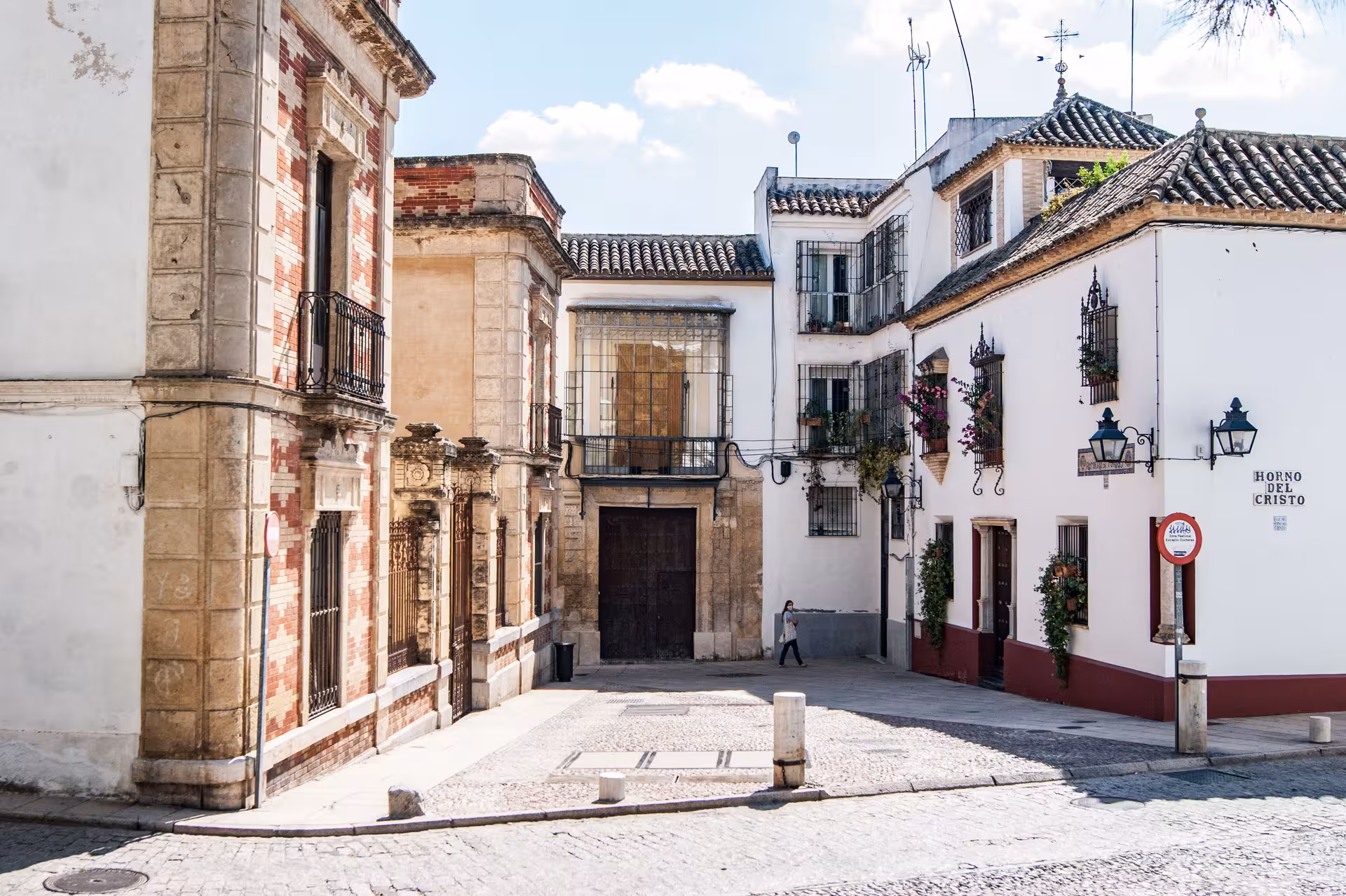 Quiet Córdoba street by Horno del Cristo with white houses, a highlight of the Secretos de la Axerquía free tour
