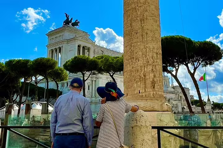 Couple with private guide exploring Piazza Venezia and Vittoriano monument in Rome on a 3-day chauffeured sightseeing tour