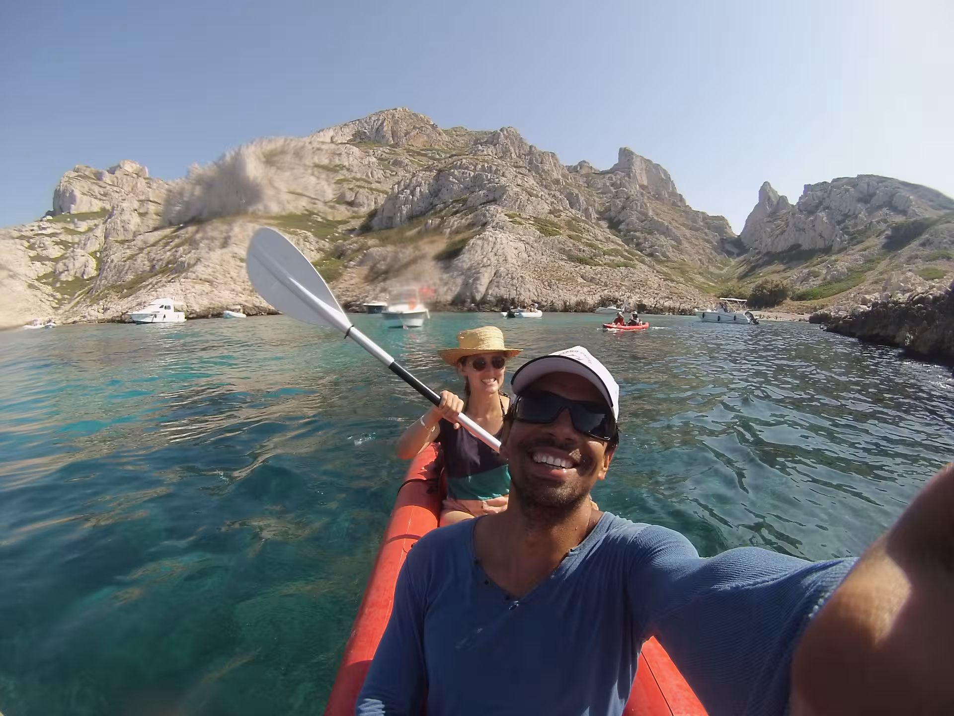 Couple en kayak biplace sur eau turquoise, criques et falaises, tour Presqu’île de Giens, Hyères