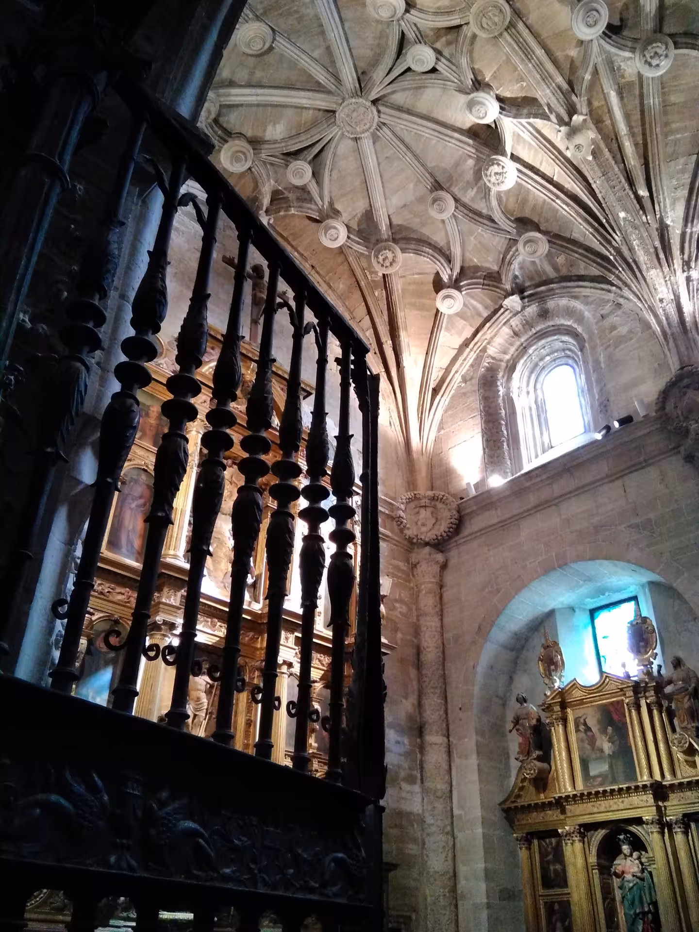 Gothic ribbed vault and chapel altarpiece in Cuenca Cathedral, admission included on Madrid day tour