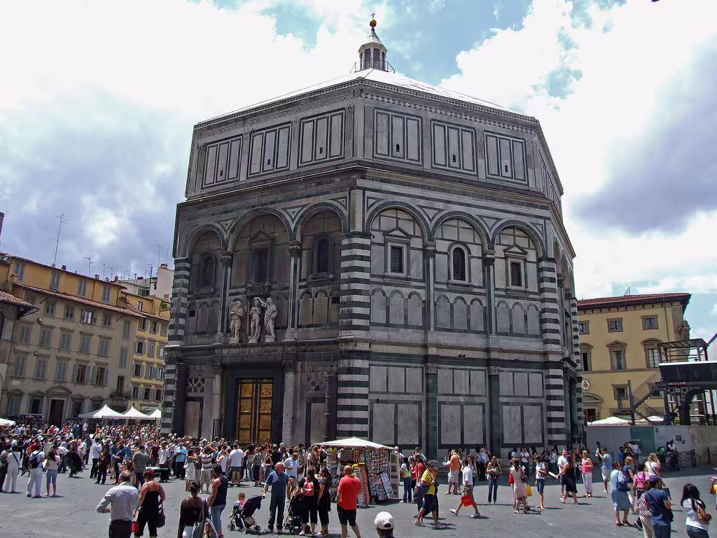 Crowds gather at Florence’s Baptistery of San Giovanni, a major Dan Brown Inferno tour landmark on a Rome day trip