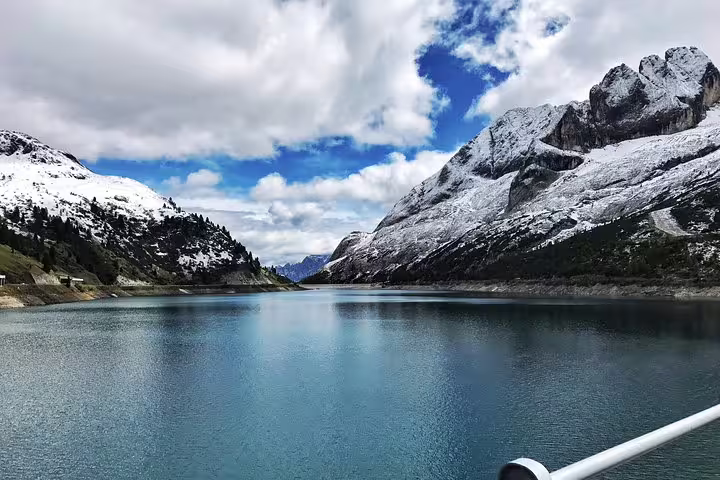 Breathtaking alpine lake with snowy mountain peaks in the Dolomites, a perfect sight on a private day trip from Venice.