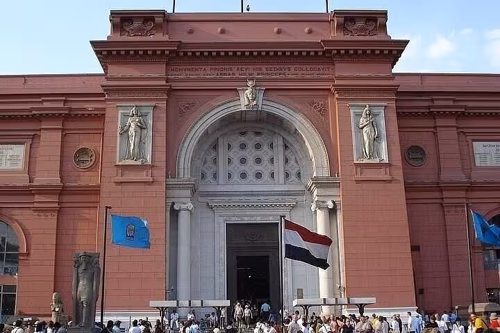 Egyptian Museum Cairo entrance on Hurghada to Cairo bus tour with lunch, Old Museum stop
