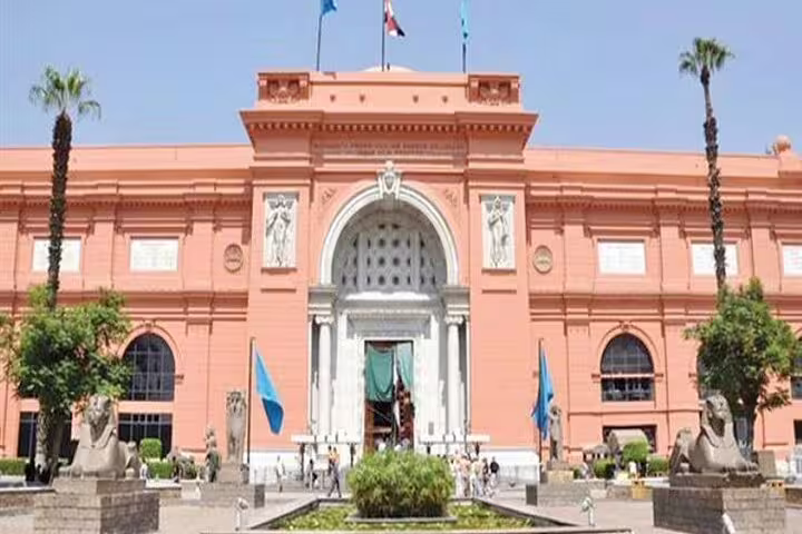 Egyptian Museum Cairo entrance on Hurghada to Cairo semi-private minivan tour with Giza Pyramids visit