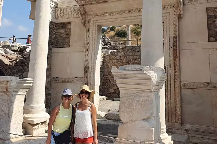 Two visitors posing at the Gate of Hercules in Ephesus on a guided Izmir cruise port shore excursion tour