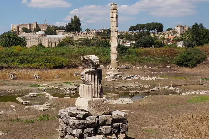 Ruins of the Temple of Artemis in Ephesus, included in the guided tour from Kusadasi or Selcuk hotels.