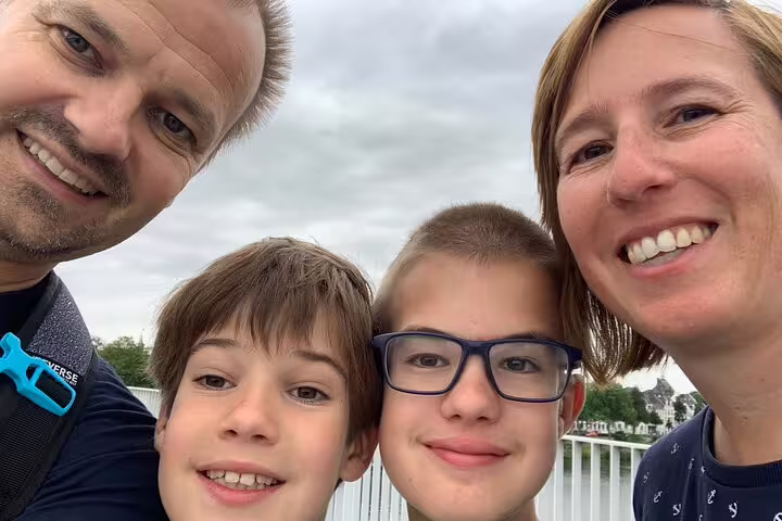 Family selfie by the waterfront in Münster while playing a self-guided e-scavenger hunt city discovery game