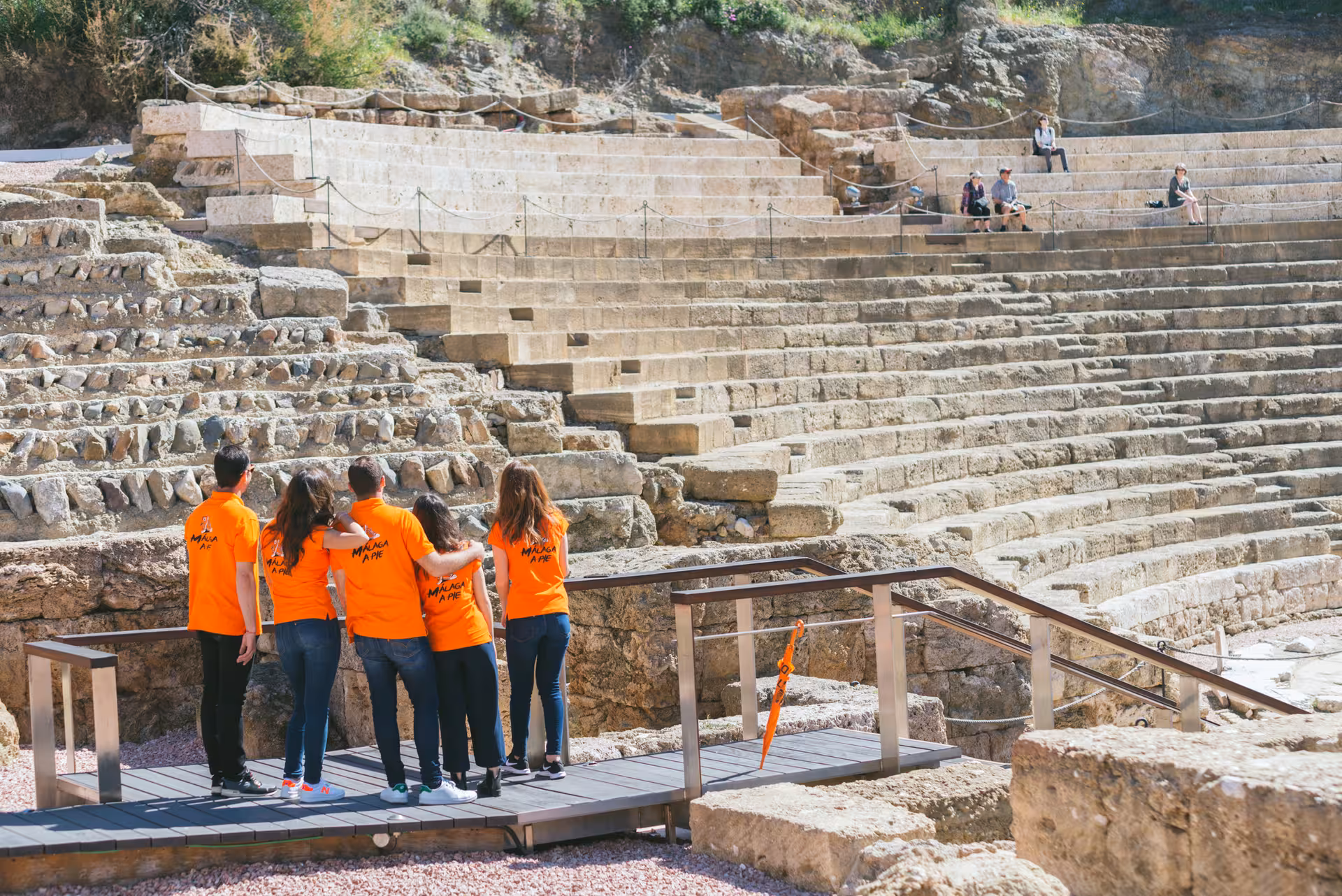 Grupo de viajeros en el Teatro Romano de Málaga durante un free tour por la Alcazaba y el teatro