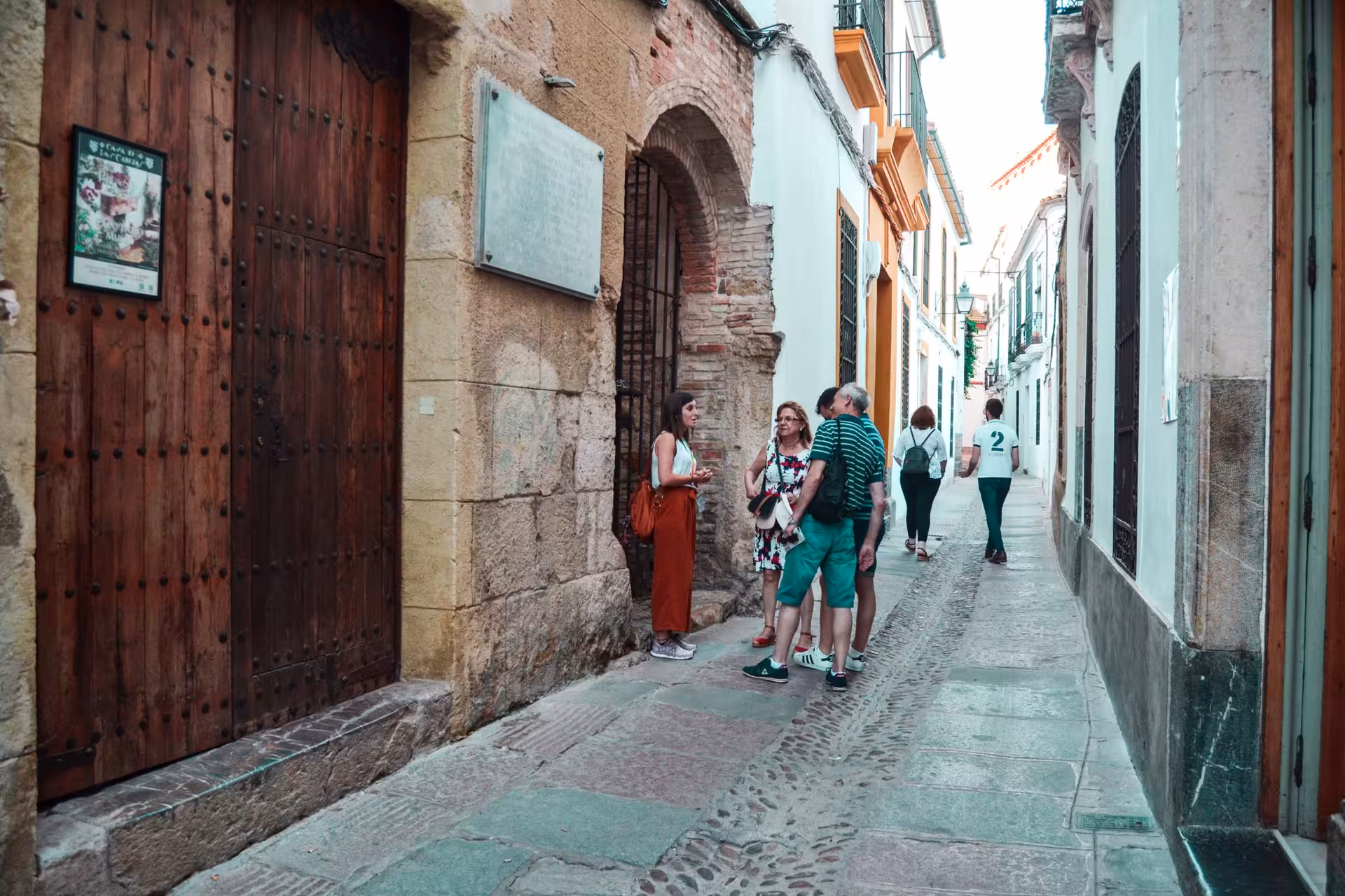Guía y viajeros en callejuela del casco histórico en el Free Tour Misterios y Leyendas de Córdoba