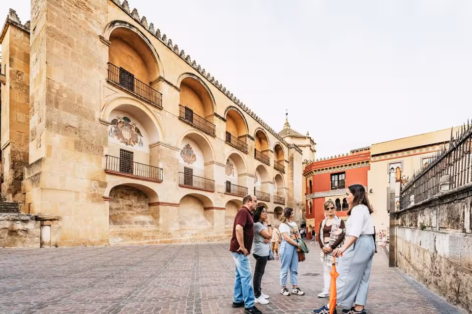 Guía y grupo frente a la Mezquita-Catedral en la Free Tour Secretos de la Axerquía, Córdoba histórica