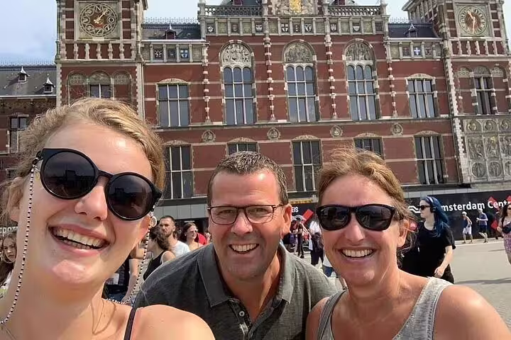 Friends smile during a self-guided e-scavenger hunt in Ghent, exploring landmarks at their own pace