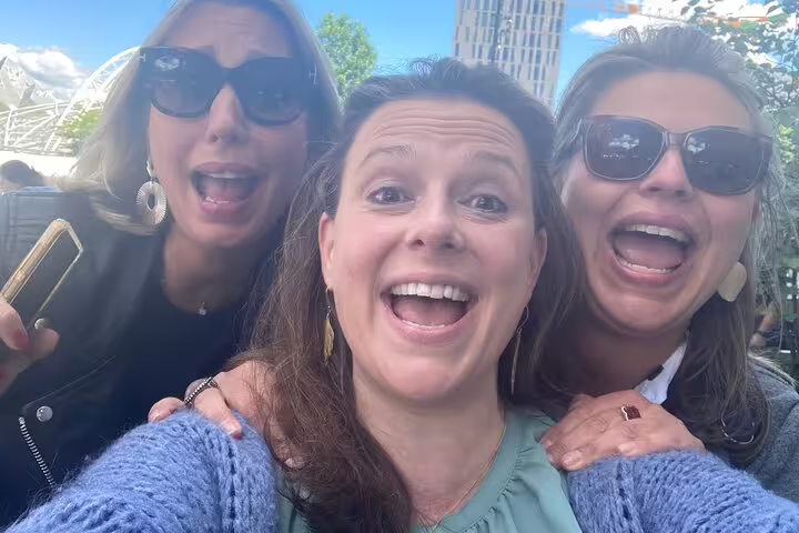 Friends smiling on a London e-scavenger hunt, exploring city sights at their own pace with a mobile app