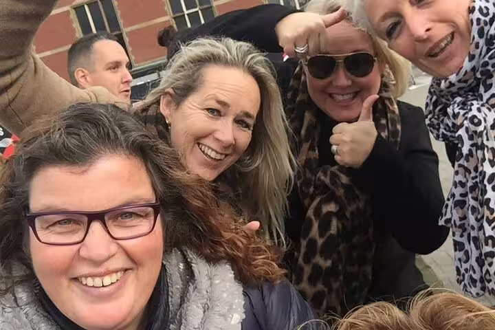 Friends taking a selfie during the e-scavenger hunt in Ghent, a fun self-guided city exploration game