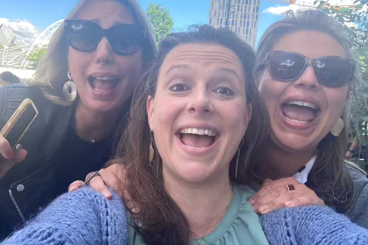Friends taking a selfie outdoors during the e-Scavenger hunt Münster, a fun self-guided city exploration game