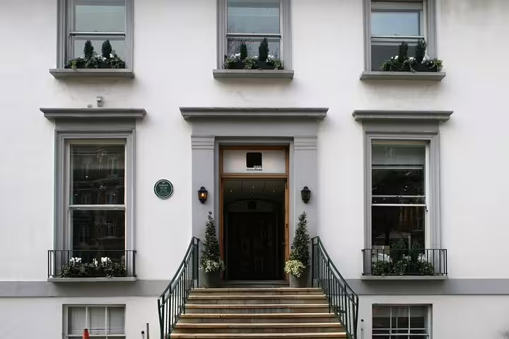 Georgian townhouse entrance in central London, seen on a full-day London sightseeing tour with a local guide
