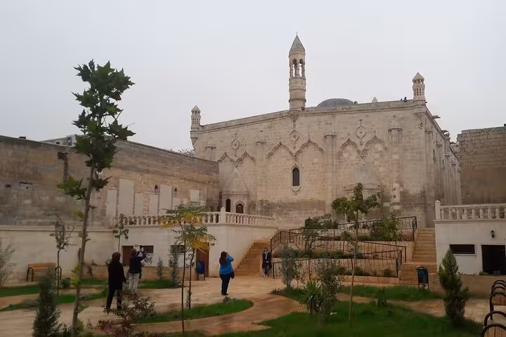 Şanlıurfa historic mosque courtyard visited on Göbeklitepe and Şanlıurfa all-inclusive tour from Istanbul