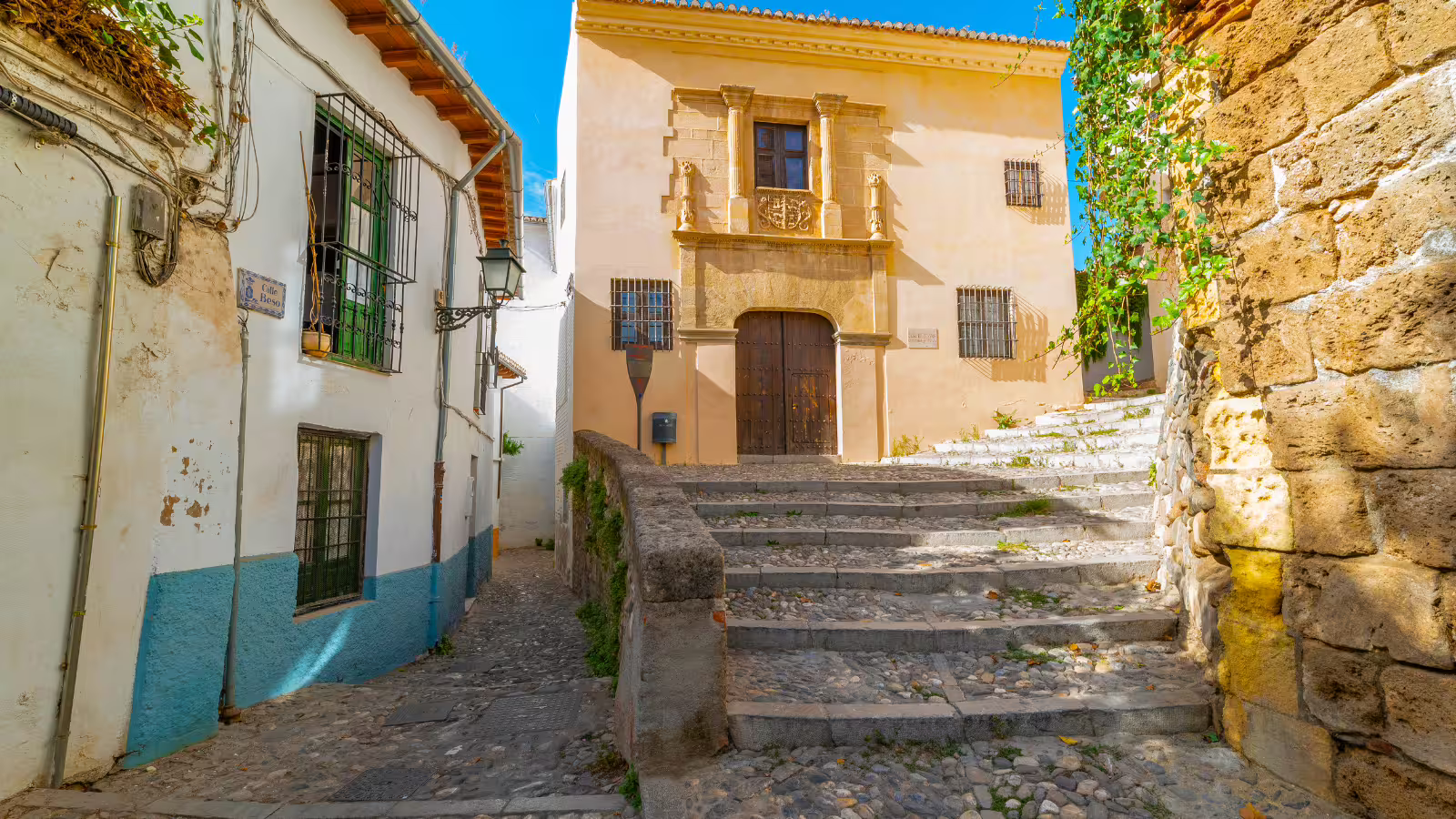 Cobblestone lane and steps in Granada Albaicin, explored on an Alhambra private trip with hotel pick-up