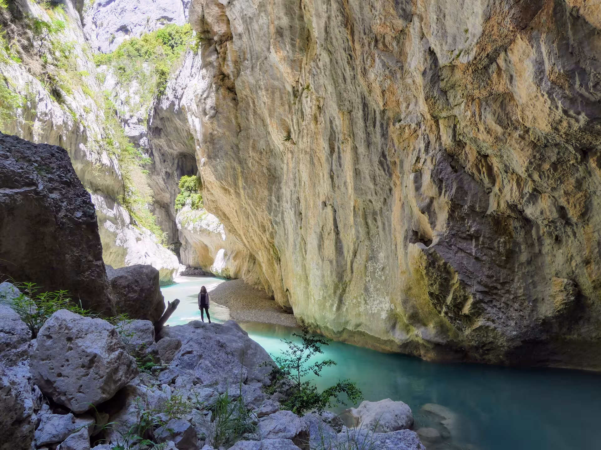 Hiker beside towering limestone walls and emerald Verdon River on Verdon Grand Canyon 3D/2N lodge tour