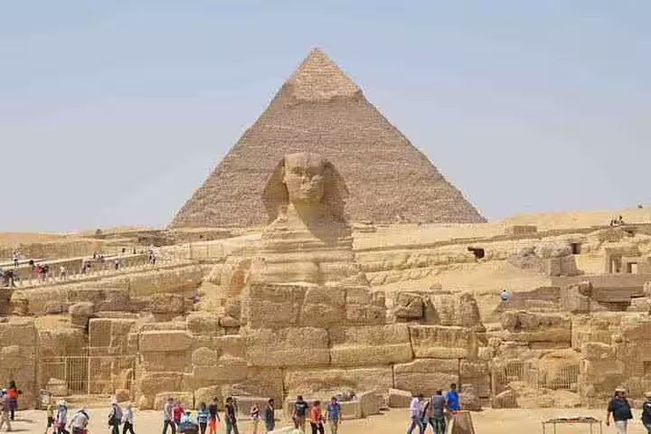 Great Sphinx and Great Pyramid of Giza with visitors on Cairo day trip from Hurghada by minivan