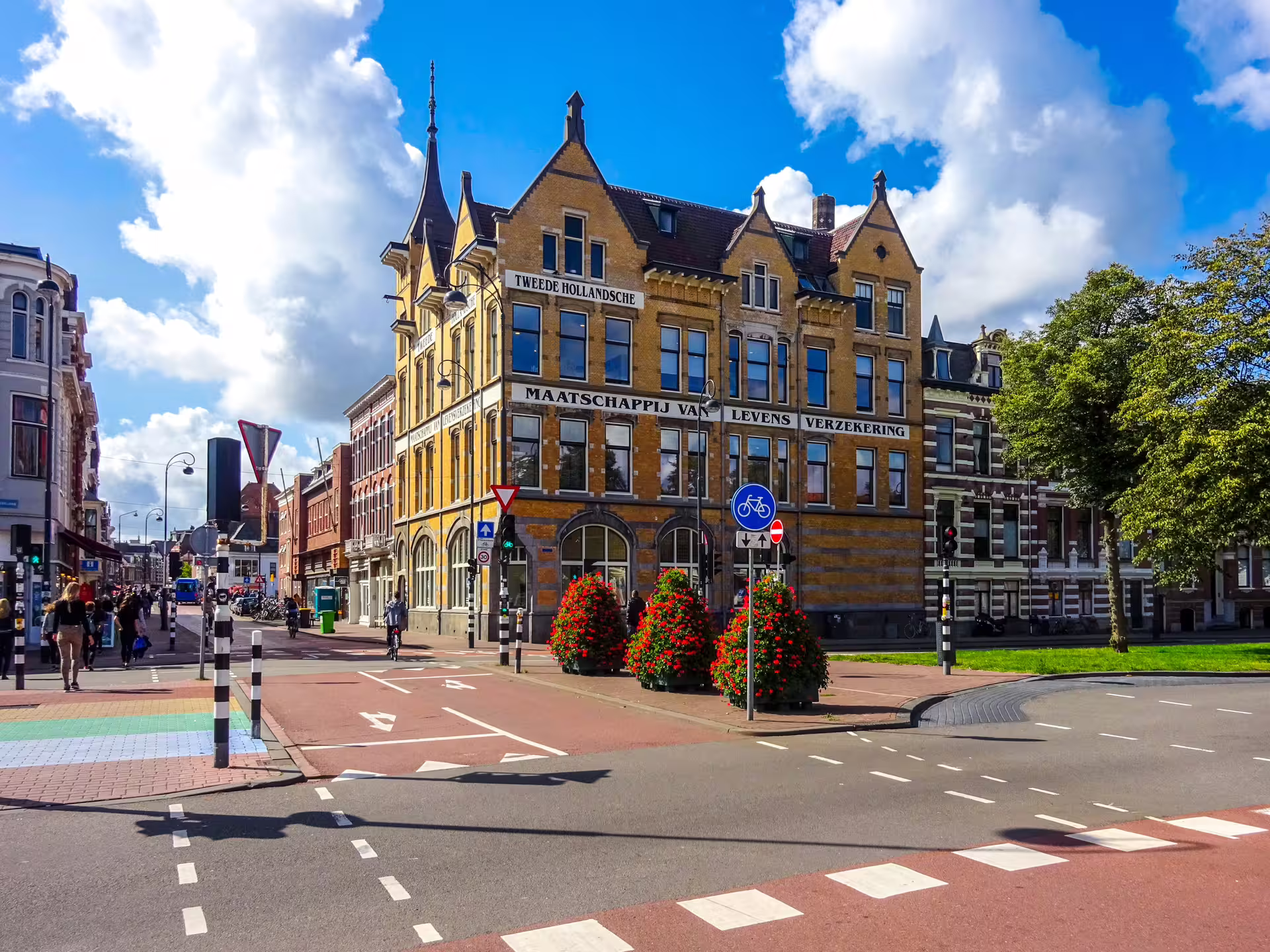 Historic Haarlem street corner with Dutch architecture, ideal stop on 1-day walking tour audioguide
