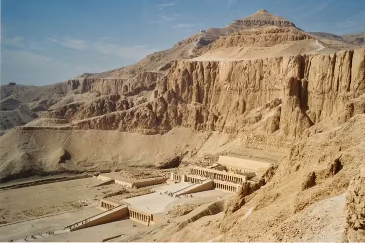 Panoramic Deir el-Bahari cliffs and Hatshepsut Temple, Luxor historical bus tour from Hurghada