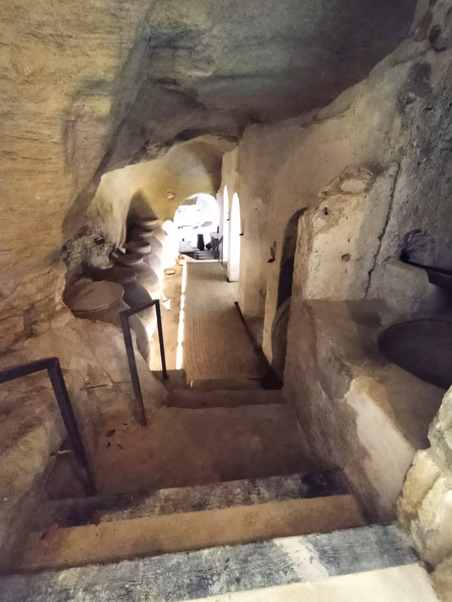 Cuevas excavadas en roca con escaleras y pasadizo, visita Ruta Etnográfica de Huete en Cuenca