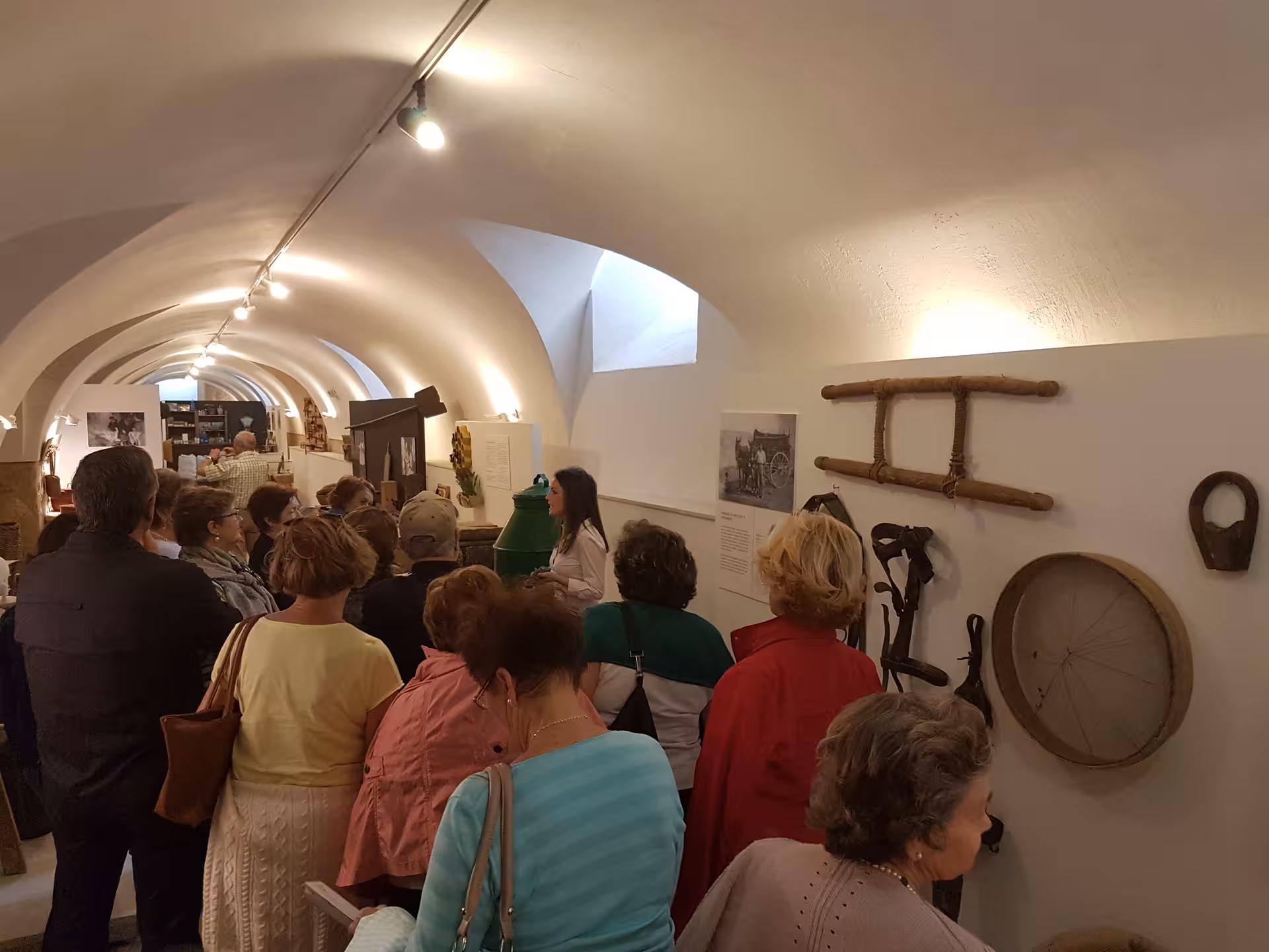 Grupo con guía en museo etnográfico abovedado, visita cultural Ruta Etnográfica de Huete, Cuenca