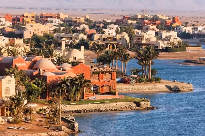 El Gouna lagoon villas and palm-lined waterfront, scenic ride on Hurghada Airport to El Gouna transfer service