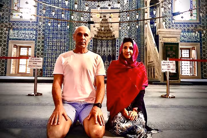 Pareja de viajeros en la Mezquita Azul de Estambul, interior con azulejos, tour en español con vuelos