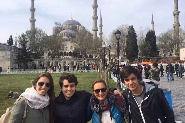 Travelers posing by the Blue Mosque in Istanbul on 6-day Spanish-guided Istanbul and Cappadocia tour