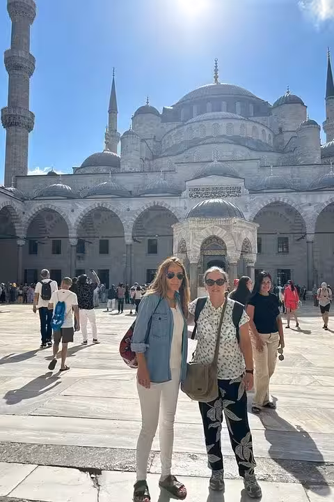 Viajeros frente a la Mezquita Azul de Estambul en día soleado, circuito en español con 2 vuelos internos