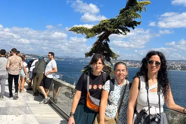 Spanish-guided Istanbul tour group at Bosphorus viewpoint, scenic waterfront stop on 6-day Istanbul Cappadocia trip